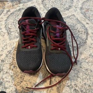 Women's Black and Burgundy Athletic Shoes